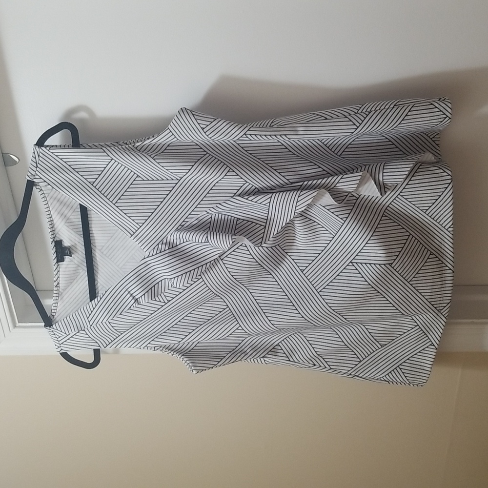 Ann Taylor Black and White Geometric Blouse Tank; Lined With Flutter Detail